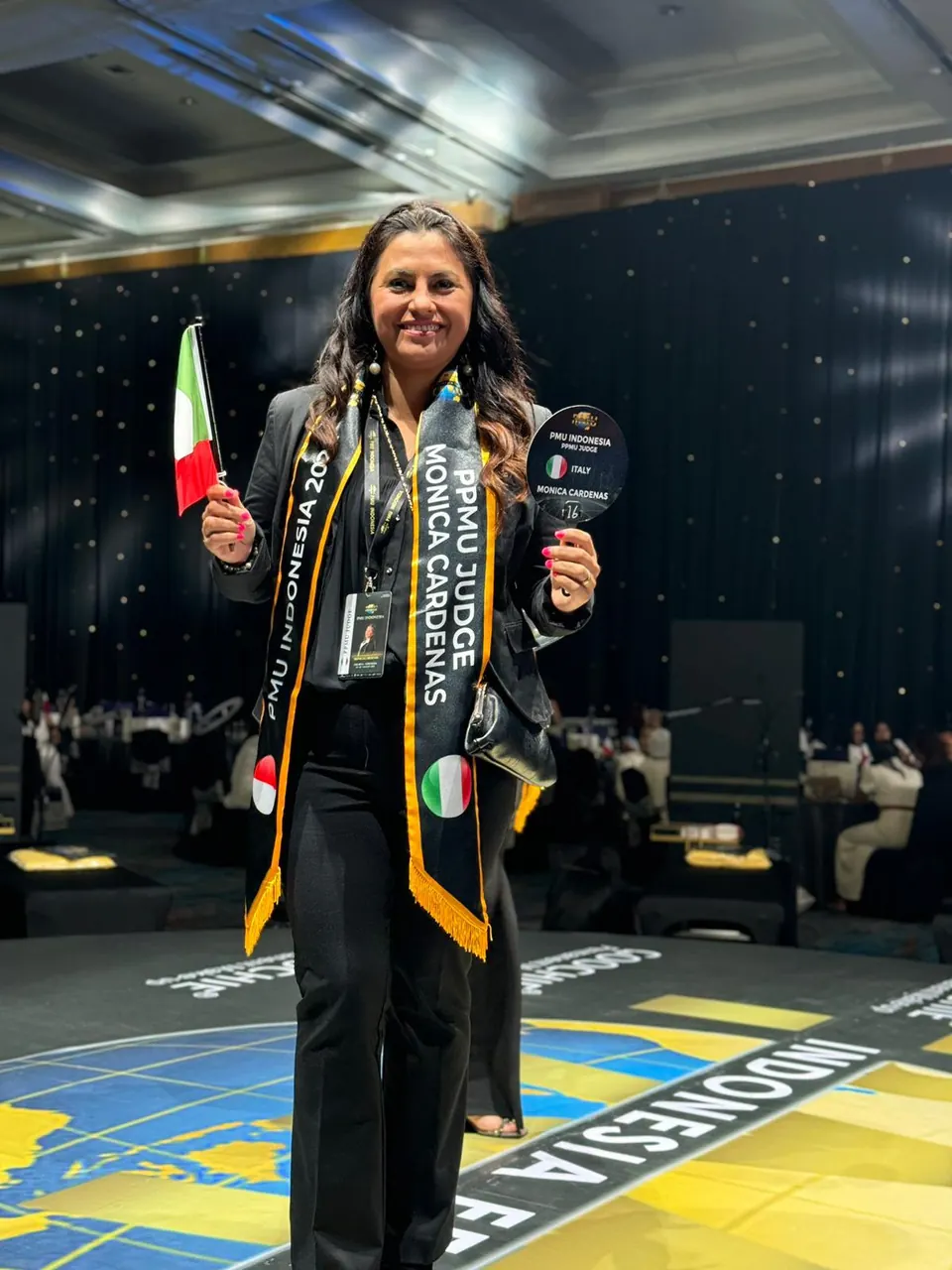 Monica Cardenas durante una premiazione